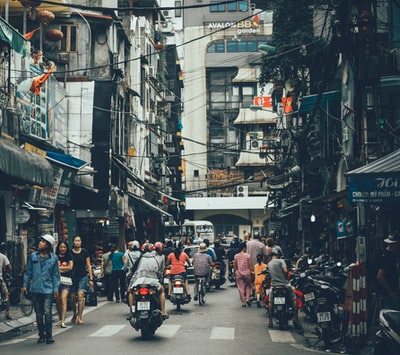 人们走在道路建筑物之间
